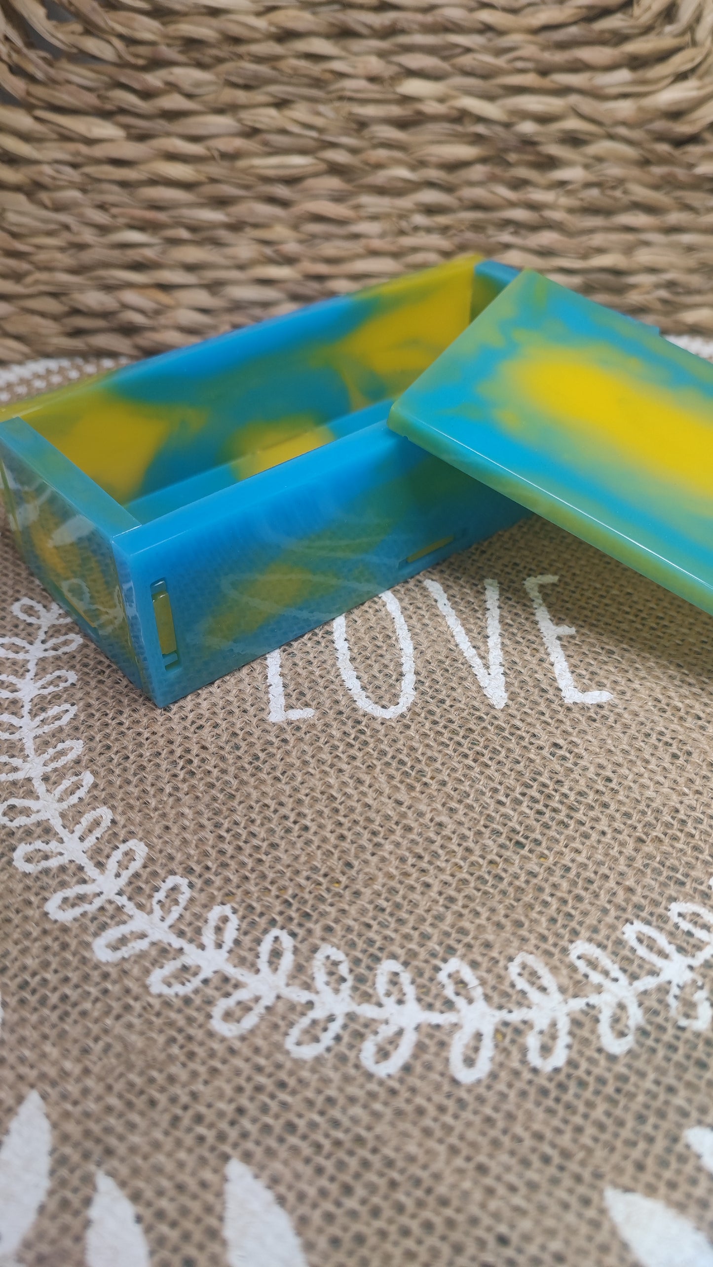 boite de rangement bleu et jaune en résine epoxy