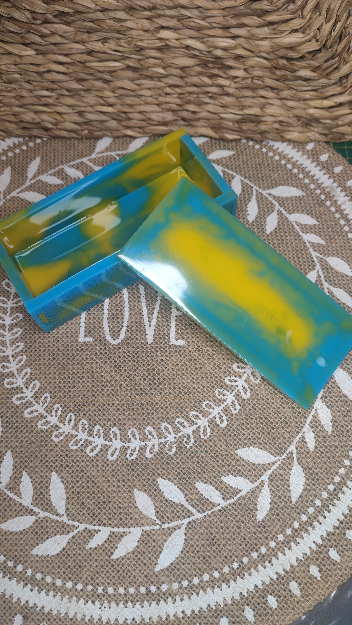 boite de rangement bleu et jaune en résine epoxy