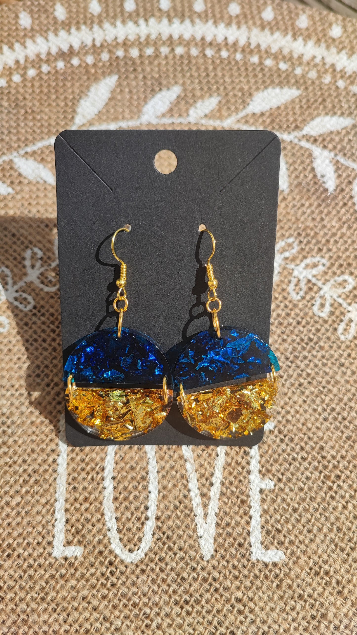boucles d'oreilles demi sphère feuille bleu et feuille d'or résine epoxy