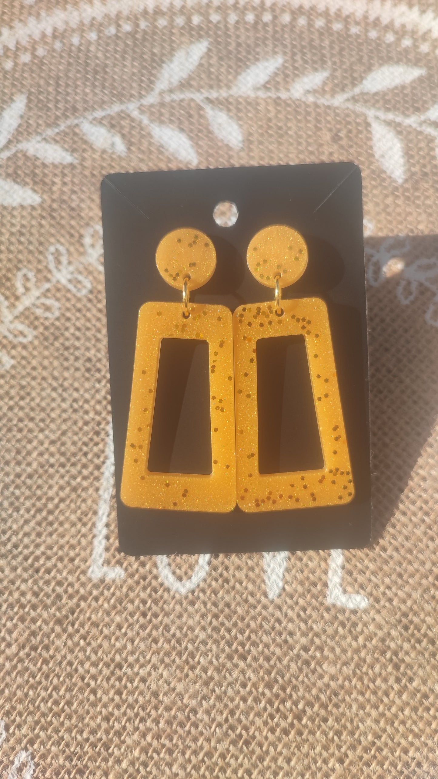 boucles d'oreilles en résine epoxy doré avec paillettes doré