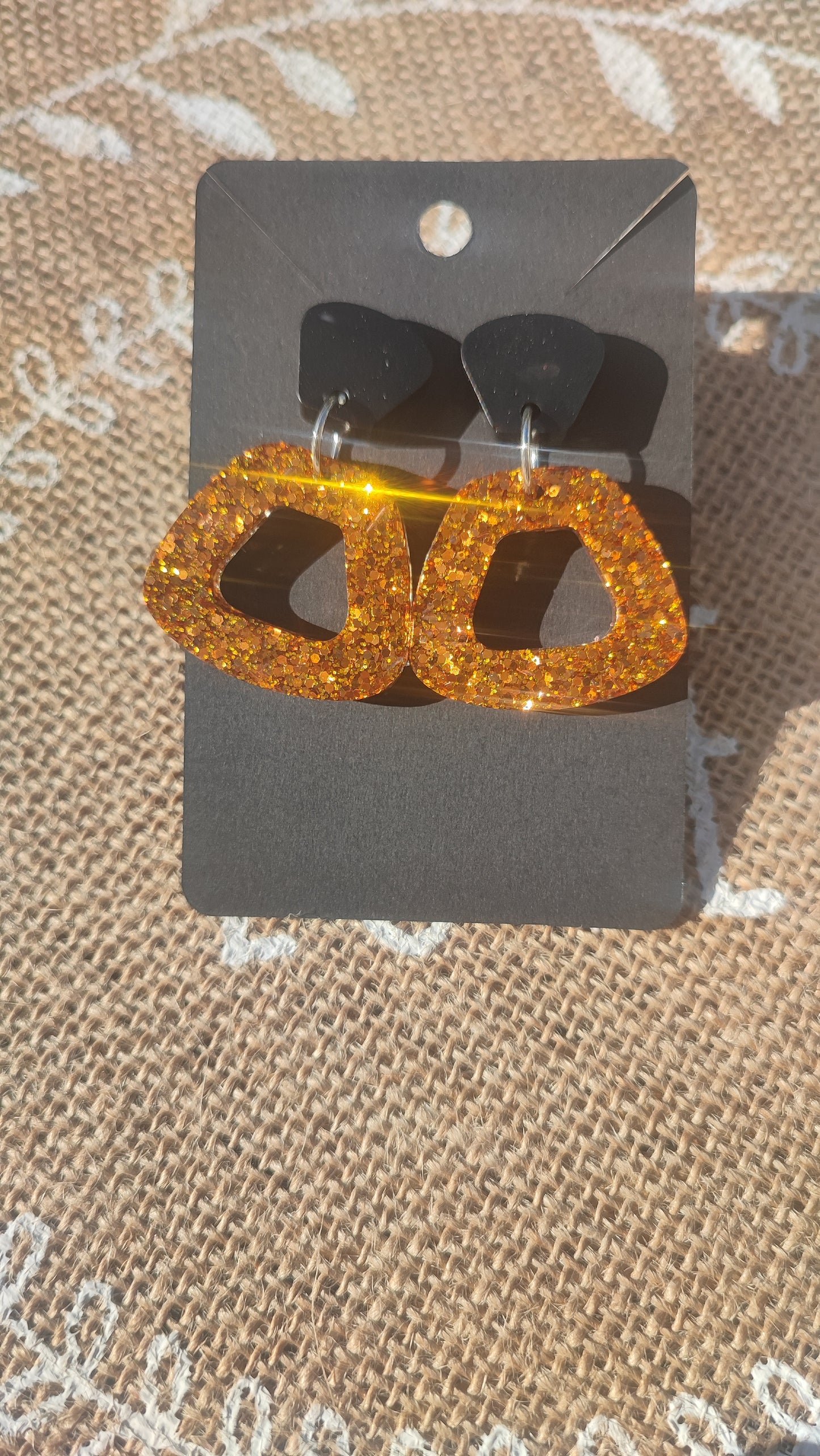 boucles d'oreilles en résine epoxy doré pailleté et noir