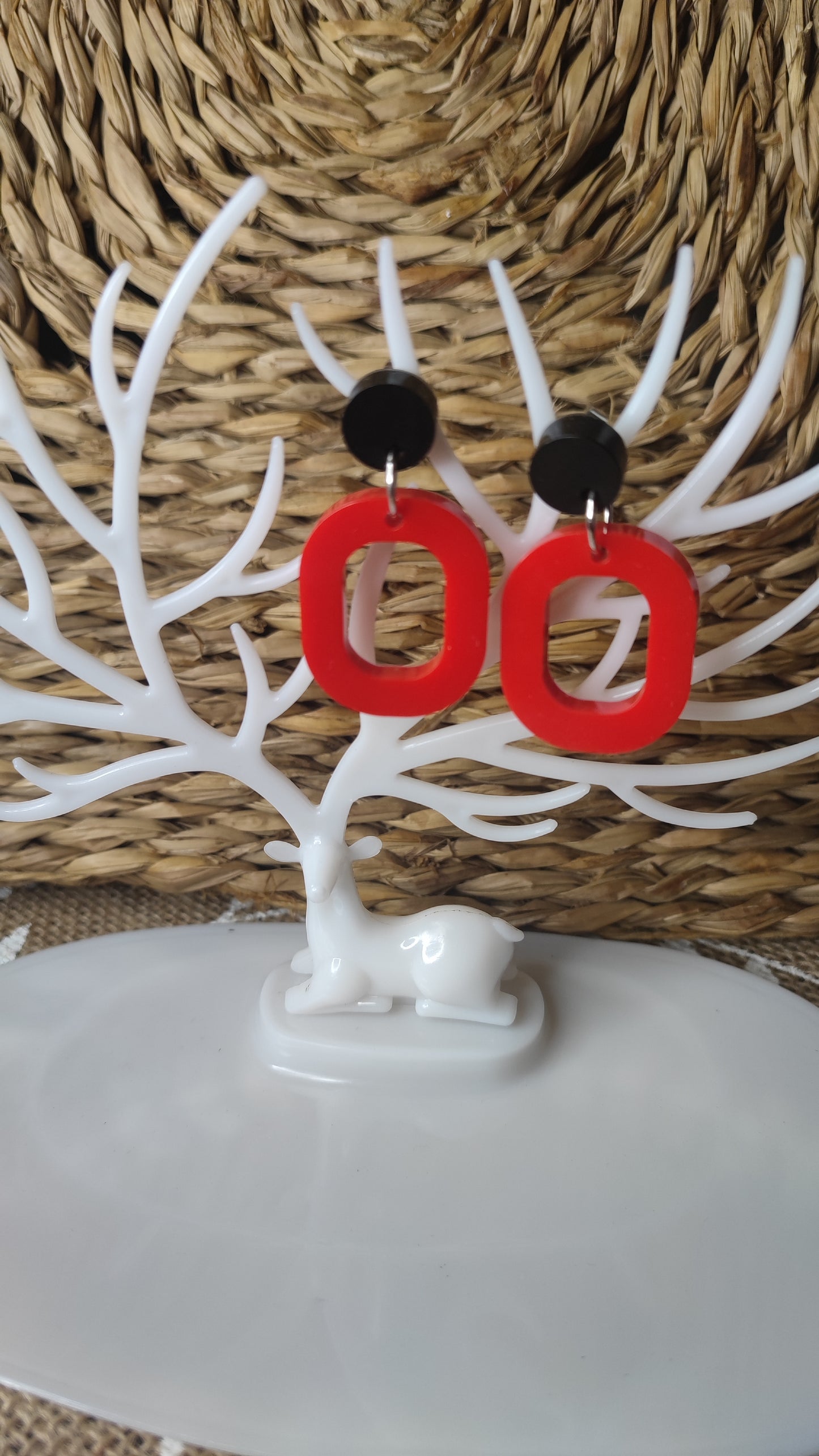 boucles d'oreilles en résine epoxy rouge pailleté et noir