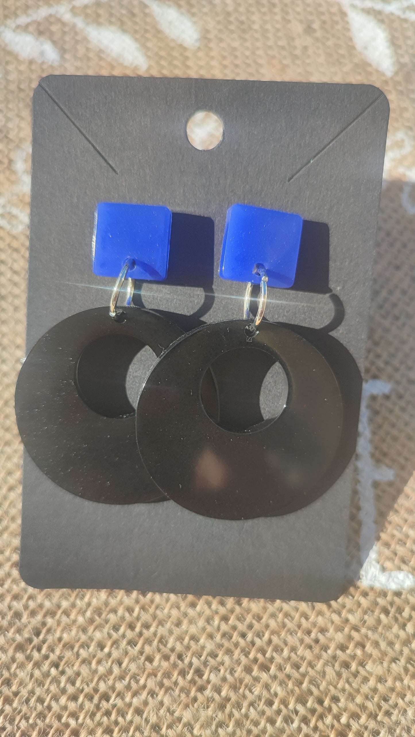boucles d'oreilles en résine epoxy noir opaque  et bleu