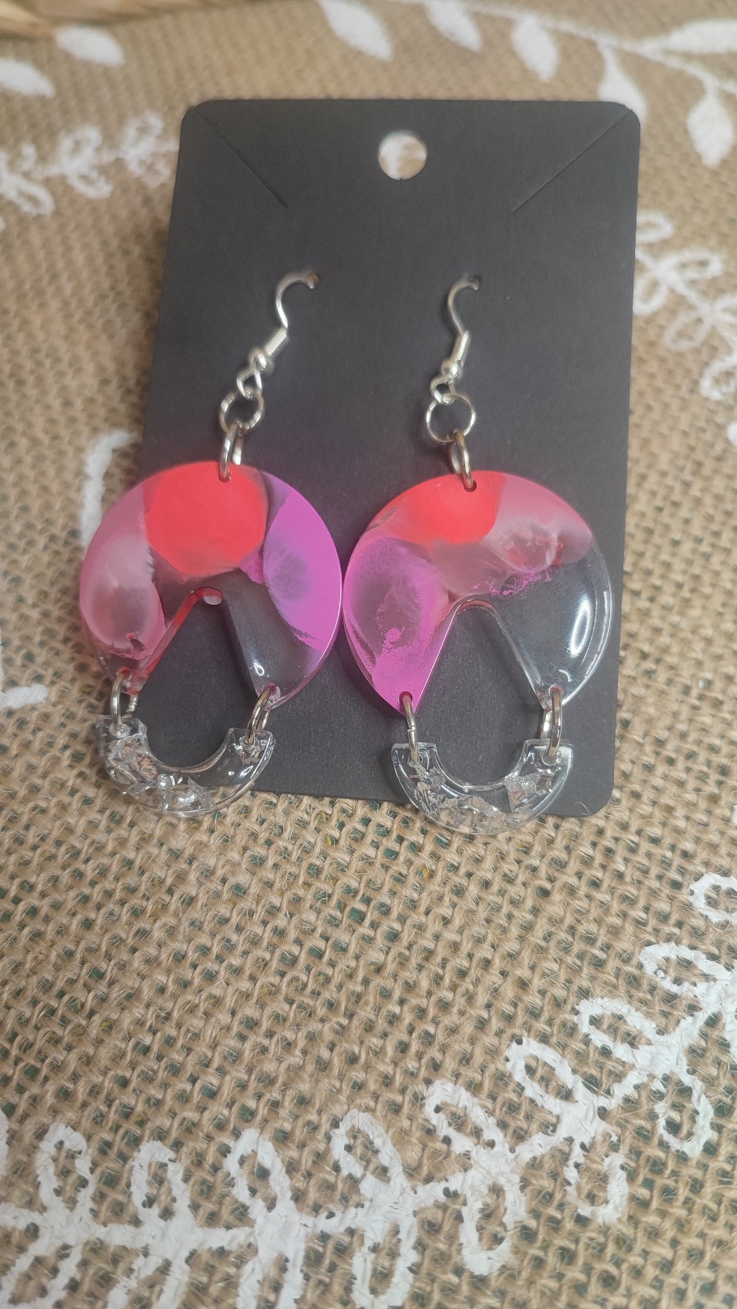 boucles d'oreilles fantaisies " pacman " rouge/rose et argenté résine epoxy