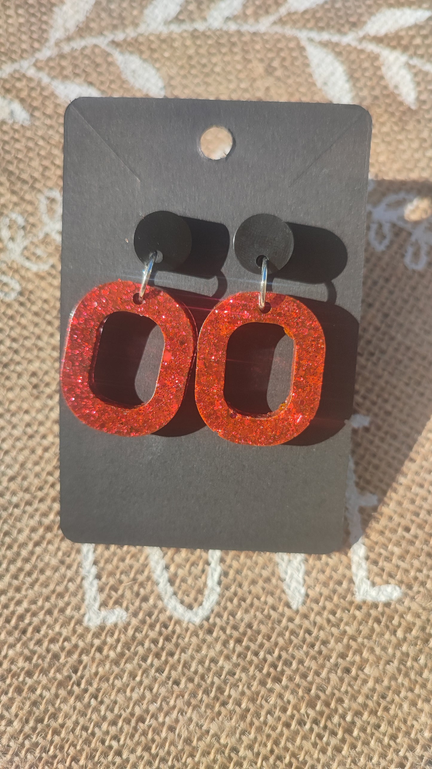 boucles d'oreilles en résine epoxy rouge pailleté et noir