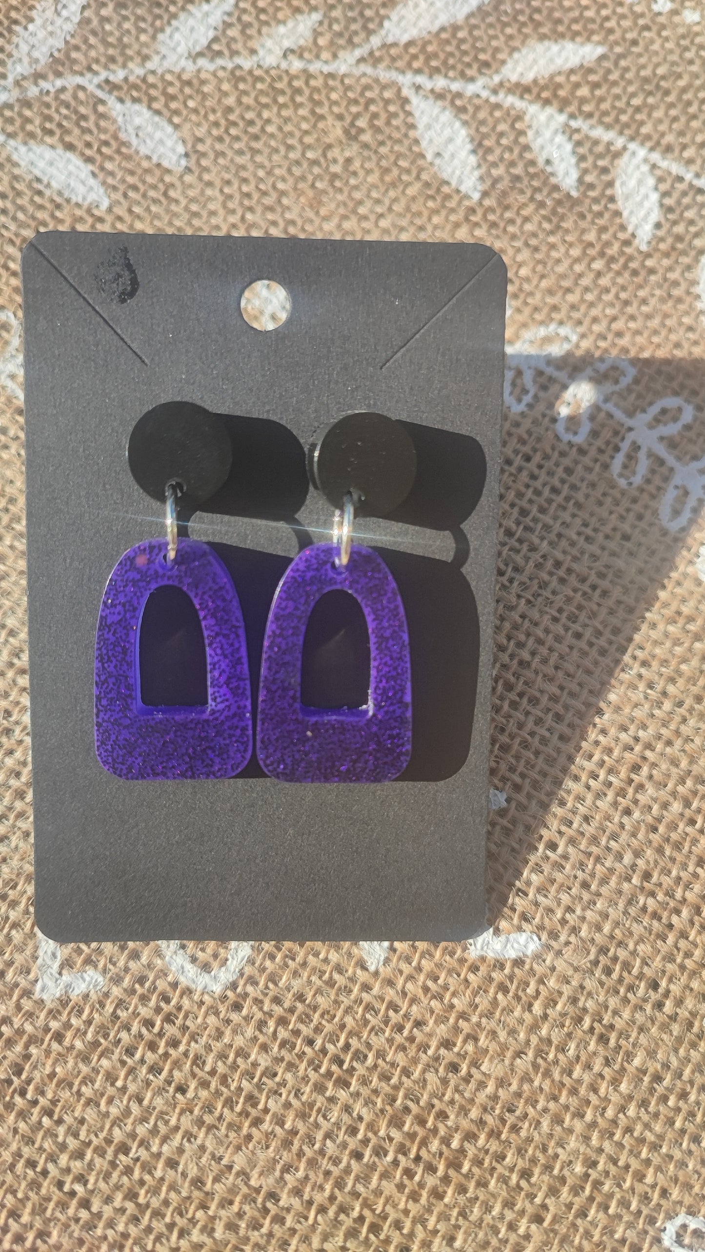 boucles d'oreilles en résine epoxy violette pailletté et noir
