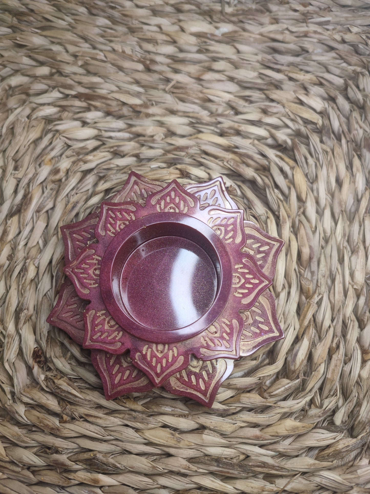 bougeoir fleur de lotus bordeaux avec motif doré résine époxy