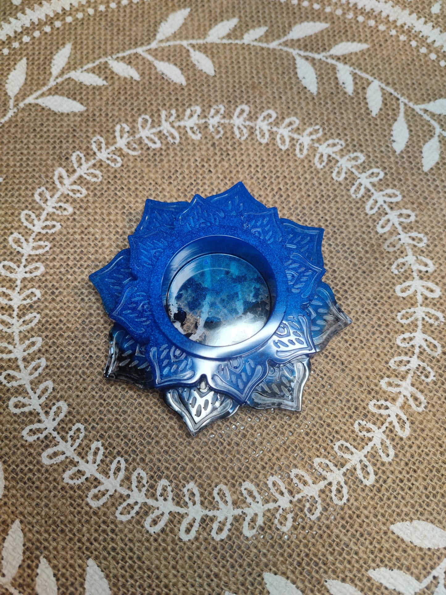 bougeoir fleur de lotus bleu avec feuille noir résine epoxy