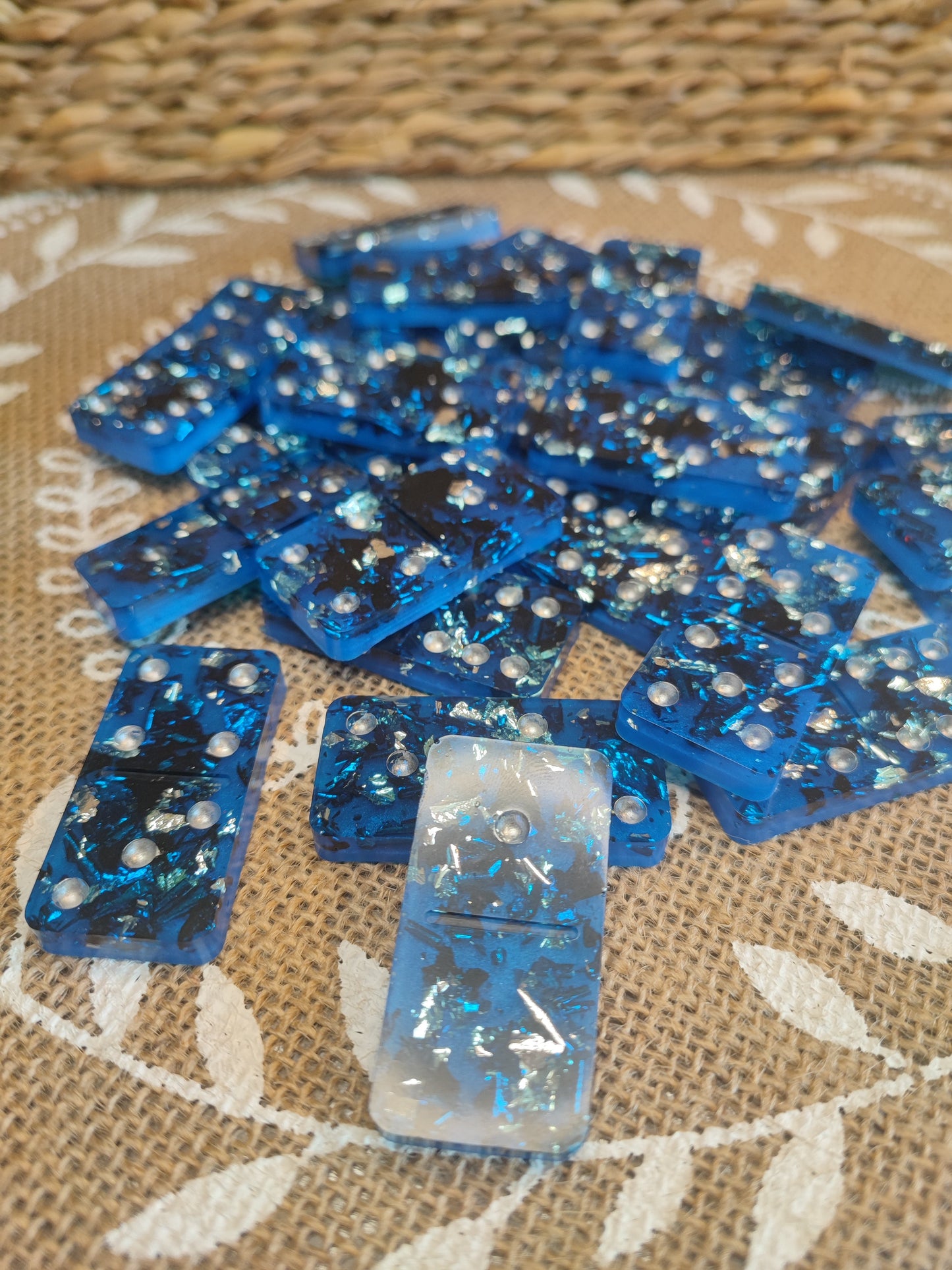 domino avec feuille noir et bleu résine epoxy