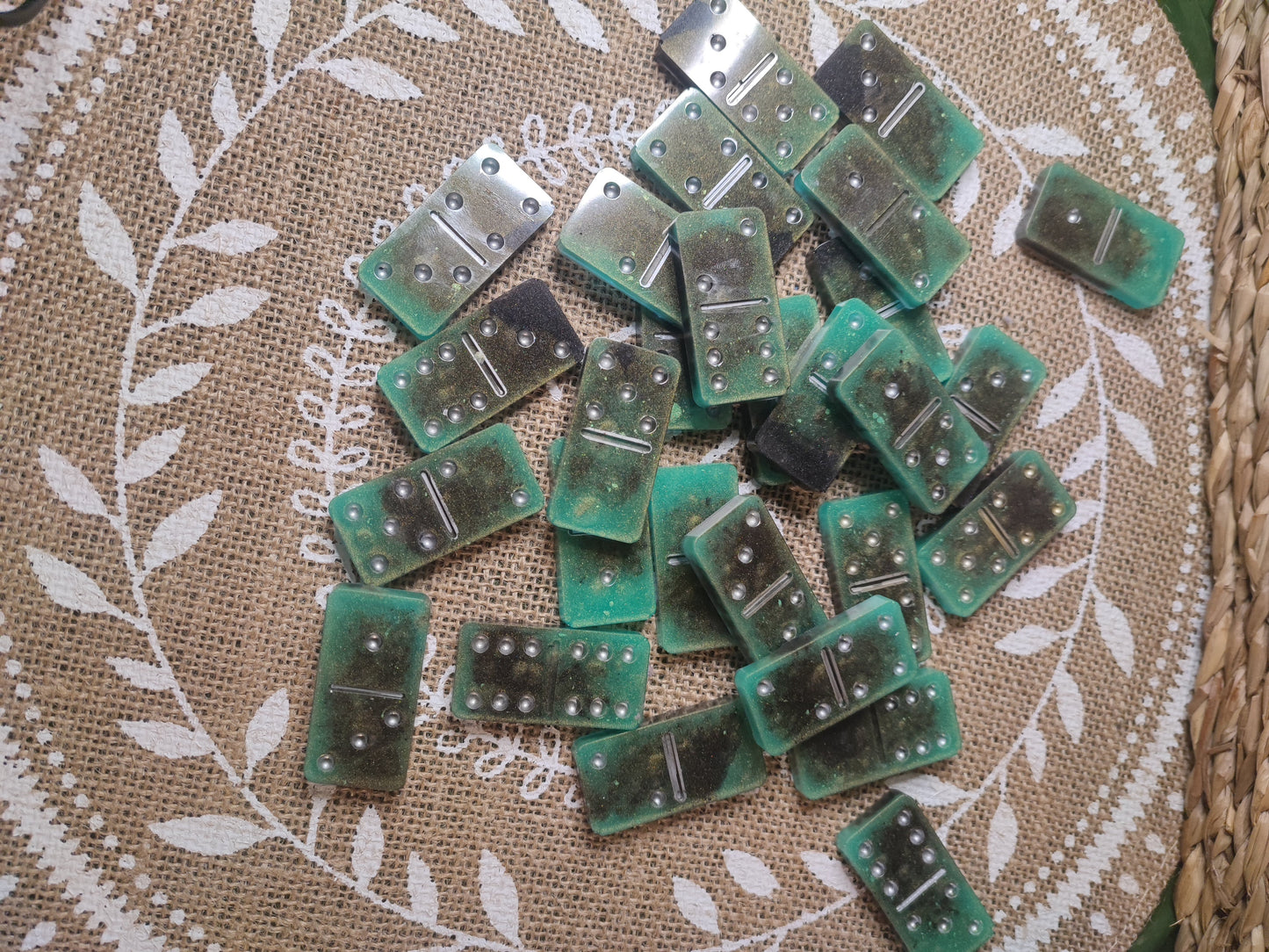 domino vert gold et noir résine epoxy