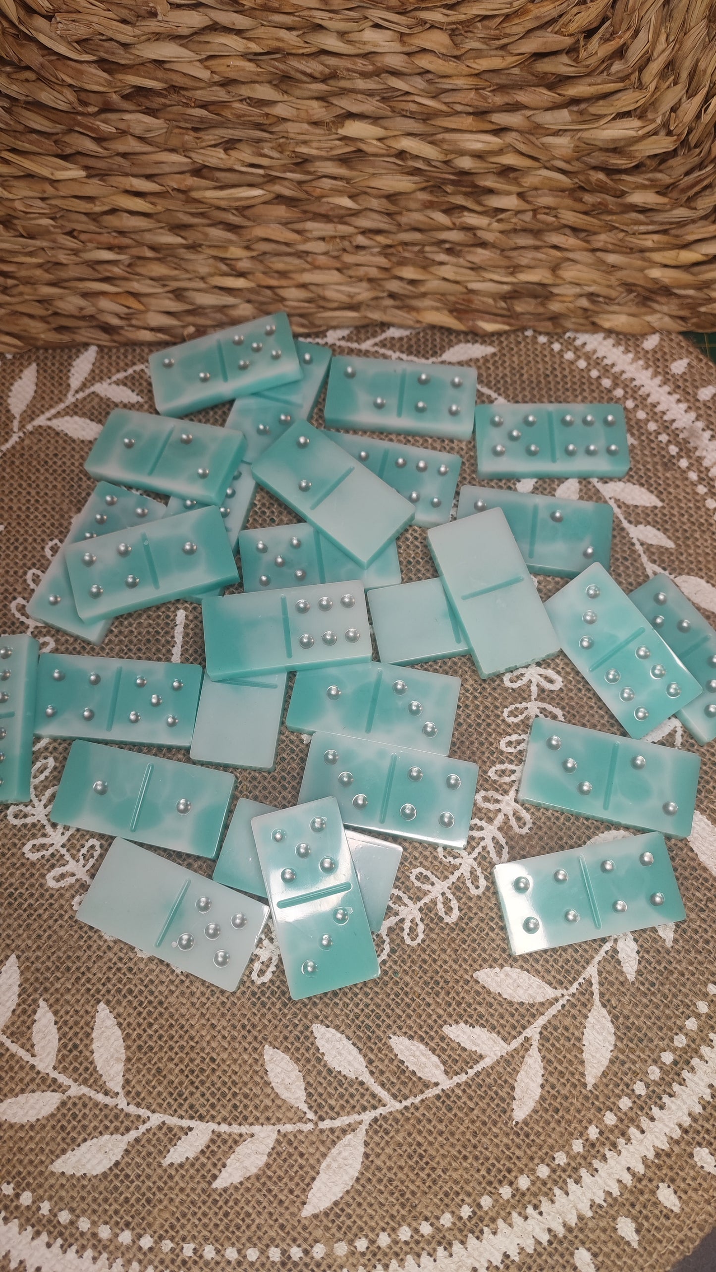 domino en résine epoxy vert pastel et blanc