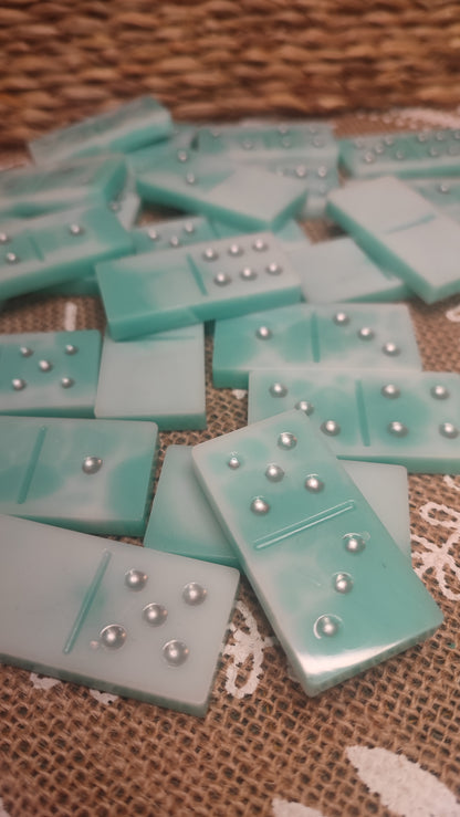 domino en résine epoxy vert pastel et blanc