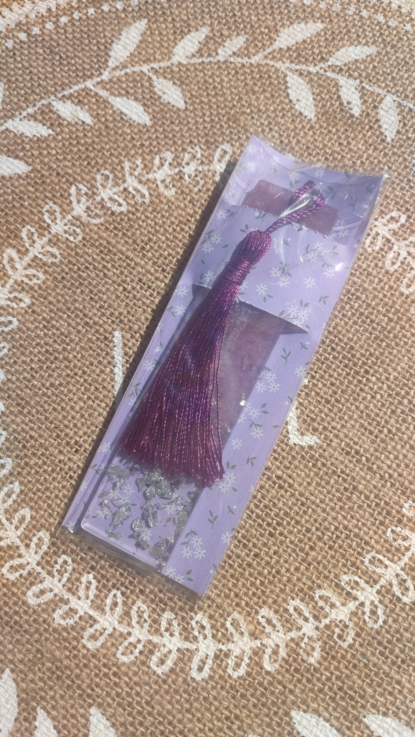marque pages mauve avec feuille argenté résine epoxy