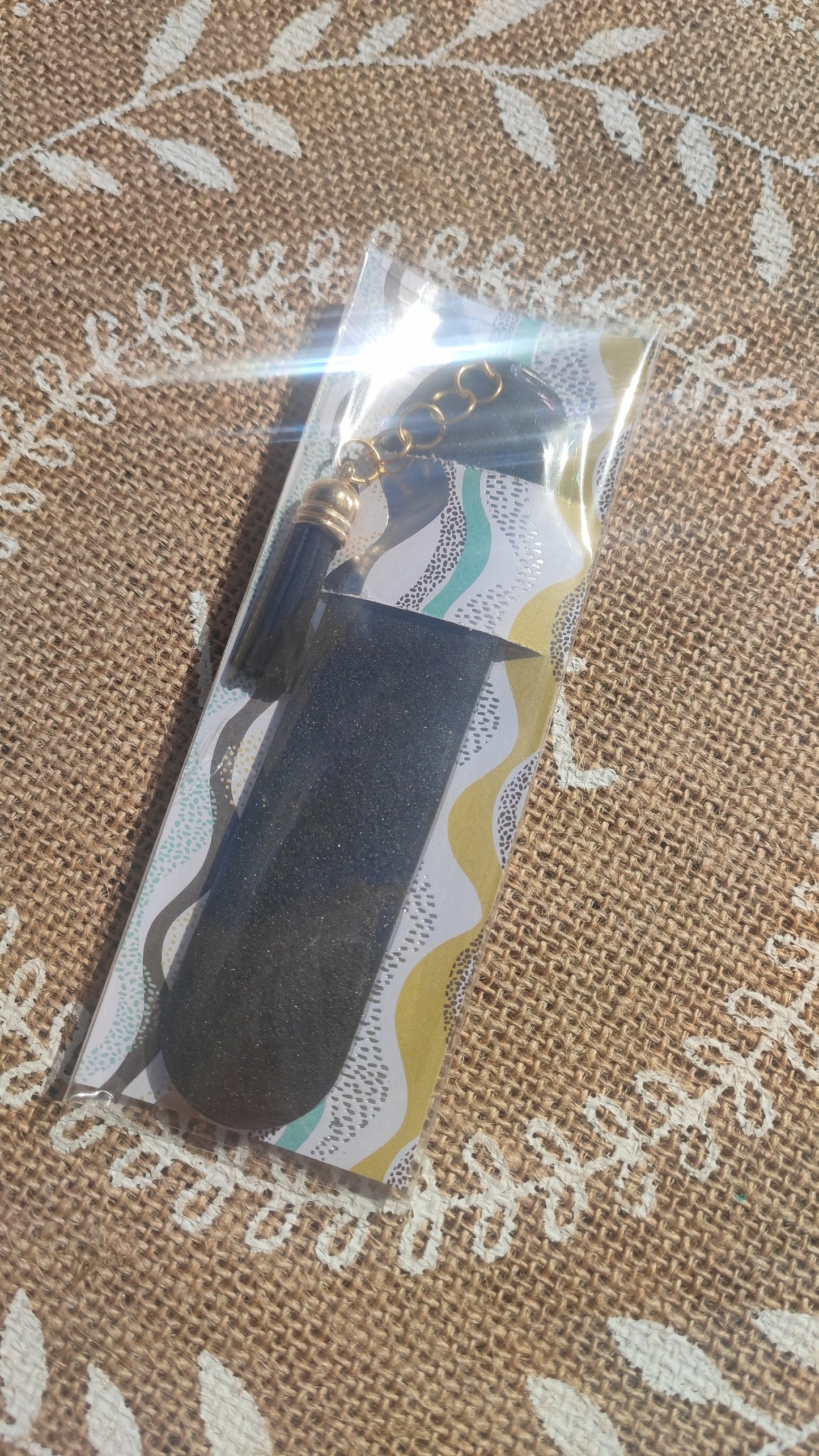 marque pages noir opaque avec pompons de couleur résine epoxy