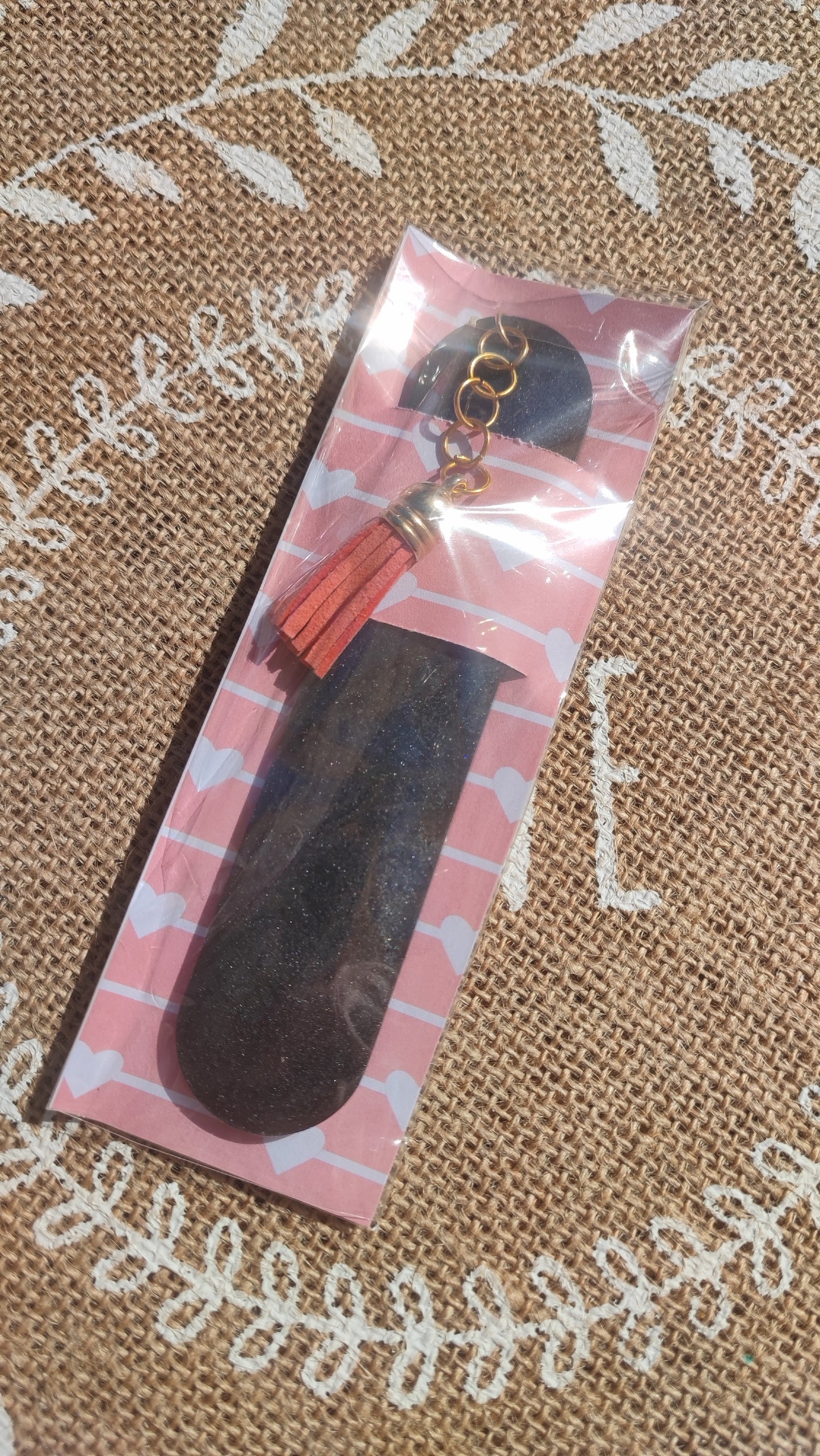 marque pages noir opaque avec pompons de couleur résine epoxy