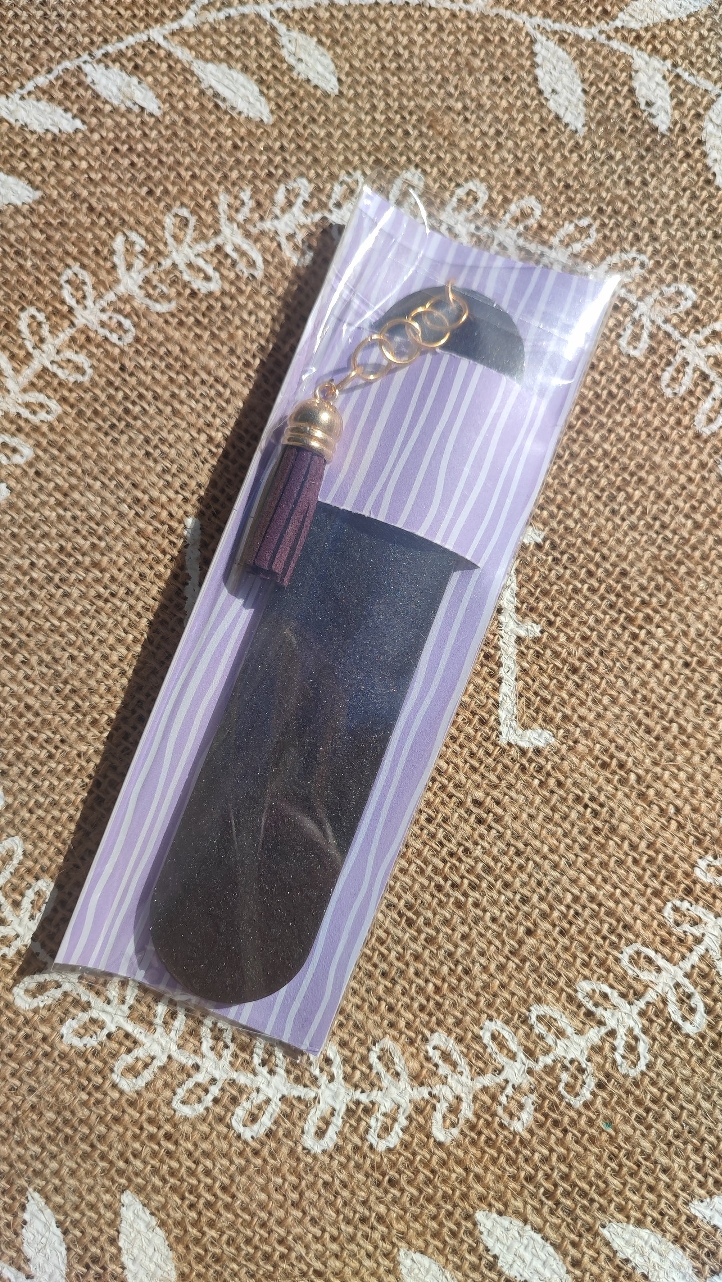 marque pages noir opaque avec pompons de couleur résine epoxy