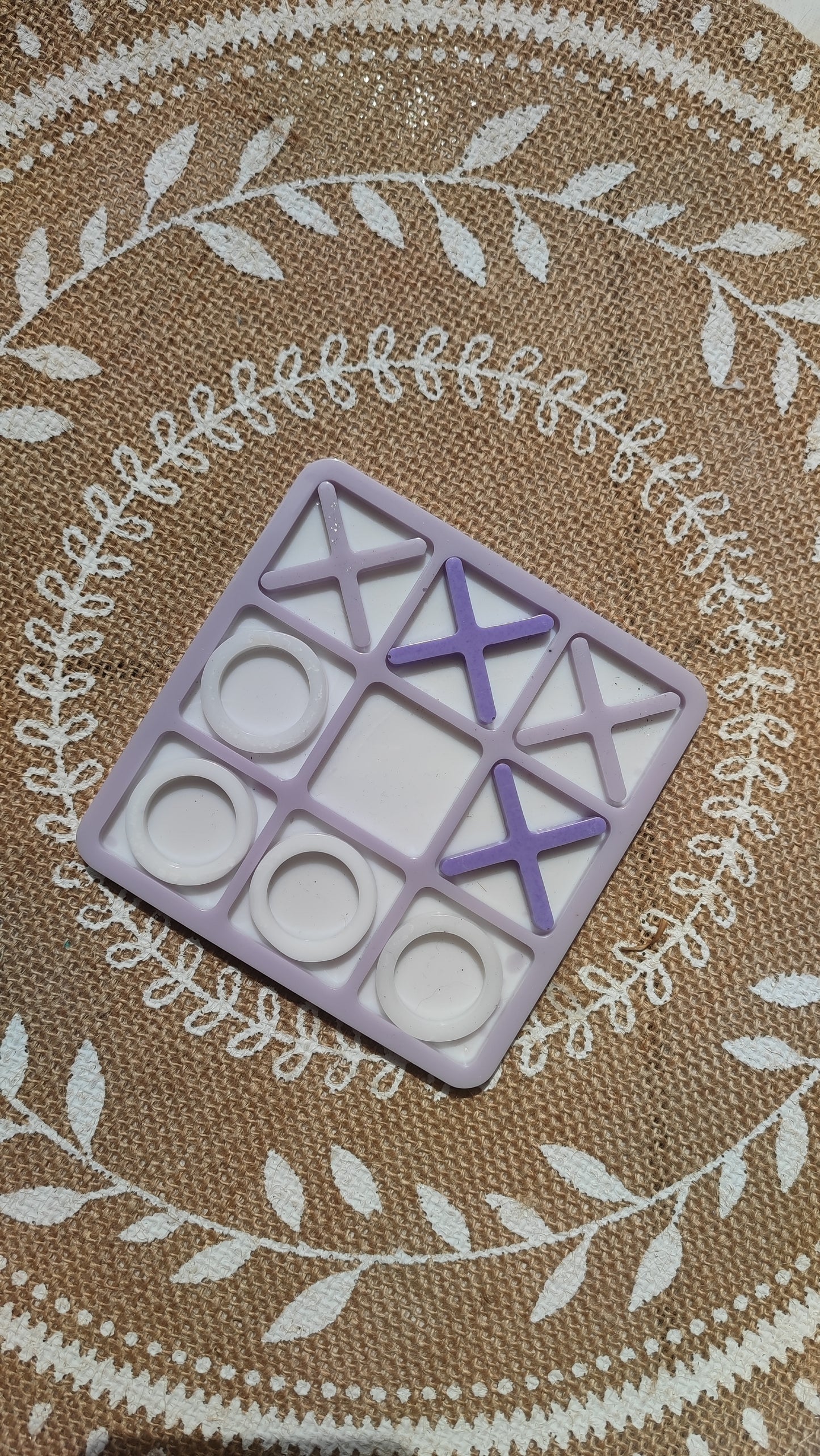 plateau morpion en résine epoxy lila et blanc