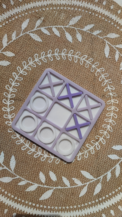 plateau morpion en résine epoxy lila et blanc