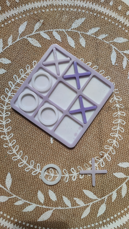 plateau morpion en résine epoxy lila et blanc