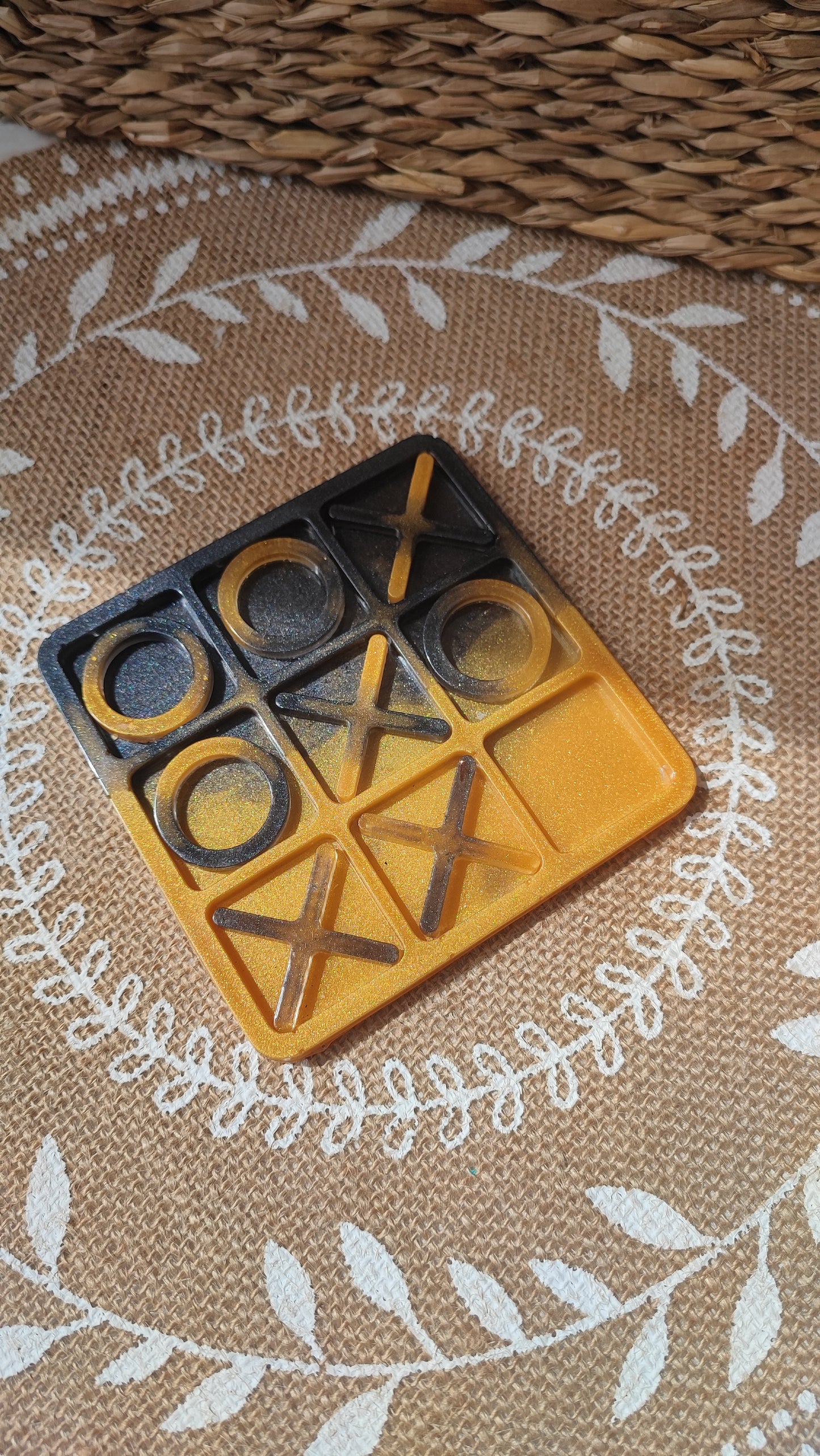 plateau de morpion en résine epoxy noir et orange