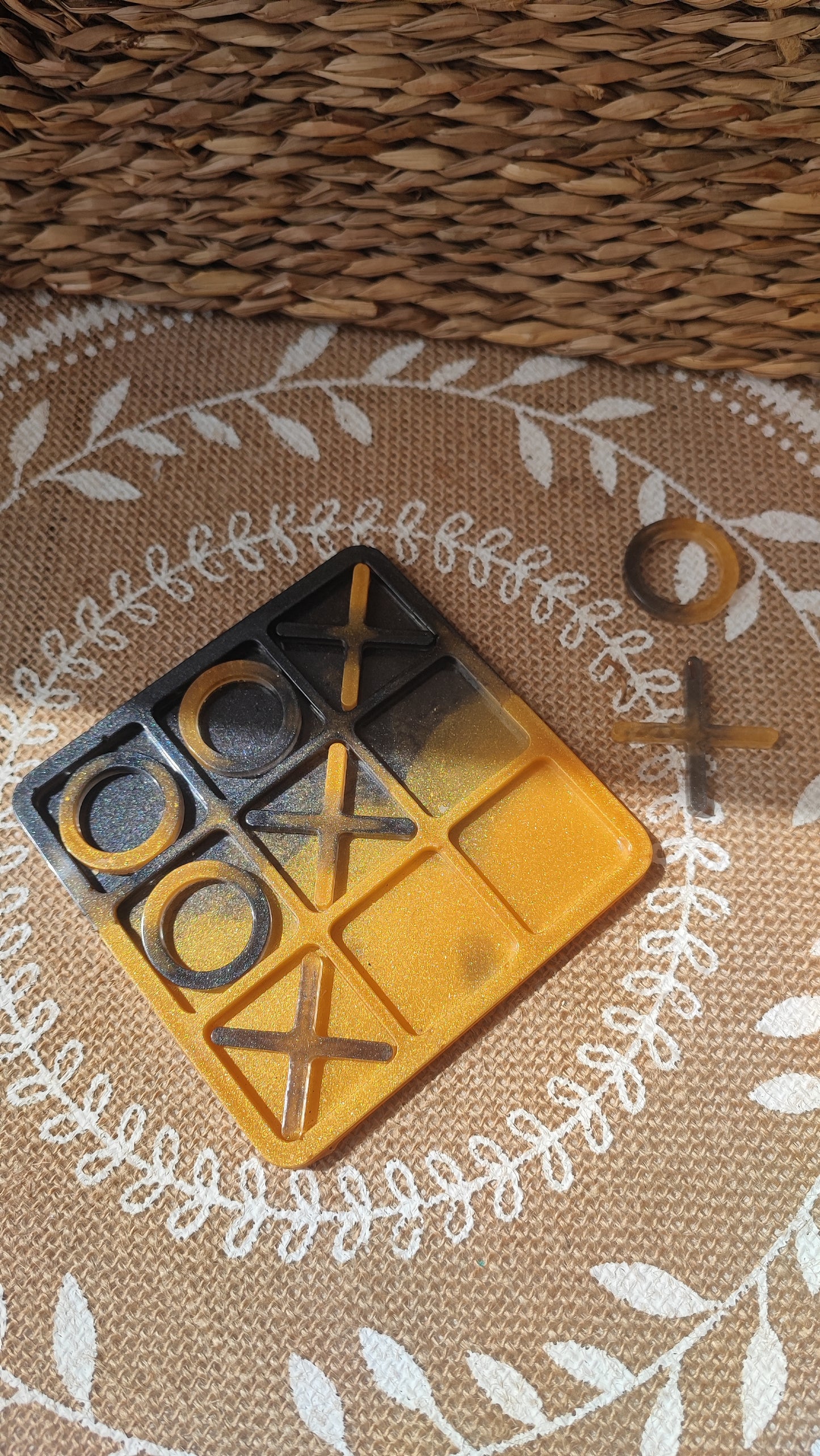 plateau de morpion en résine epoxy noir et orange