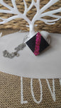 pendentif carré noir opaque et fuchsia pailleté en résine epoxy