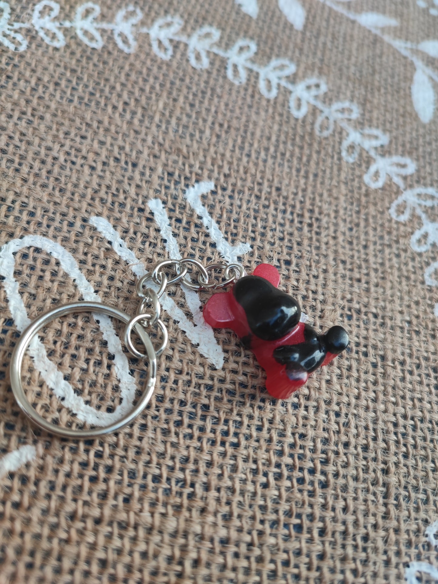 porte clé ourson rouge et noir résine epoxy