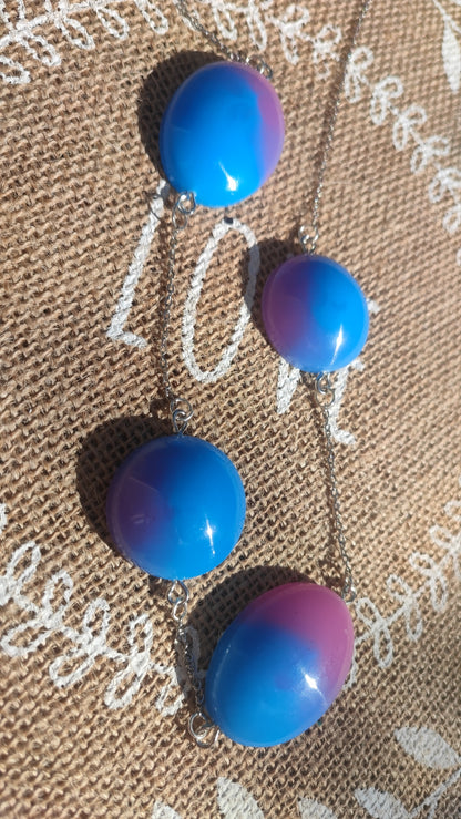 sautoir rose et bleu en résine epoxy